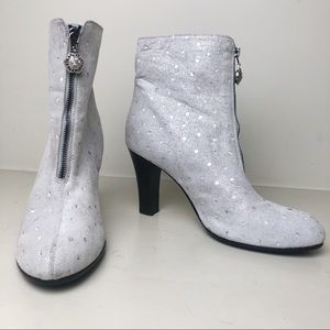 Marchez Vous Light Gray Suede Bootie